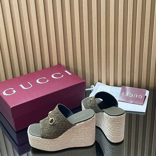GUCCI 26S WEDGE SANDALS 110 MM IN OLIVE GREEN SUEDE GG MONOGRAM