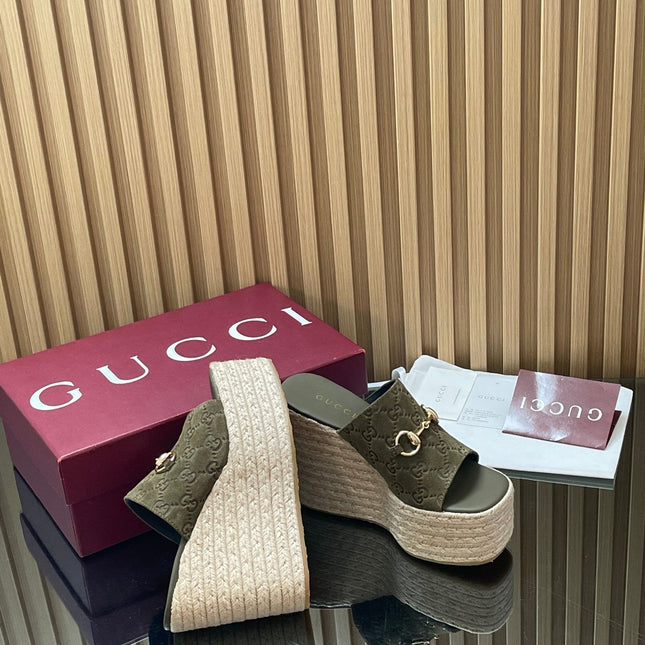 GUCCI 26S WEDGE SANDALS 110 MM IN OLIVE GREEN SUEDE GG MONOGRAM