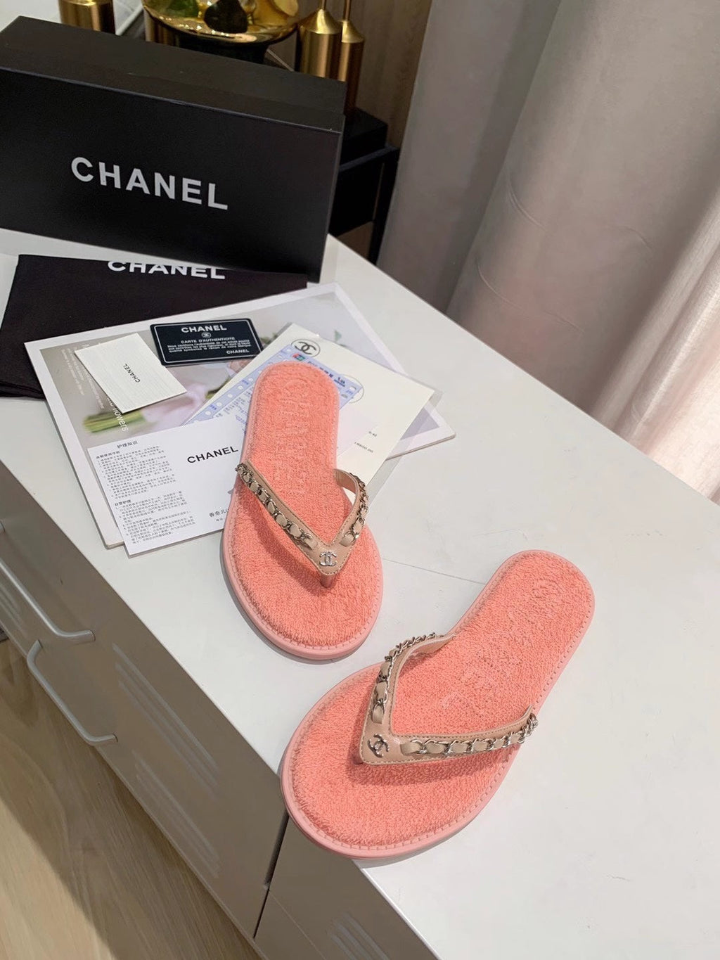 THONG SLIPPERS IN LIGHT PINK COWHIDE