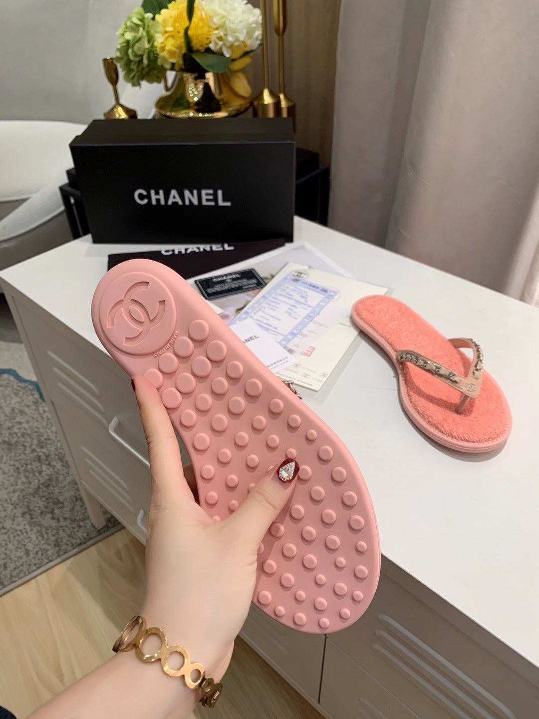 THONG SLIPPERS IN LIGHT PINK COWHIDE