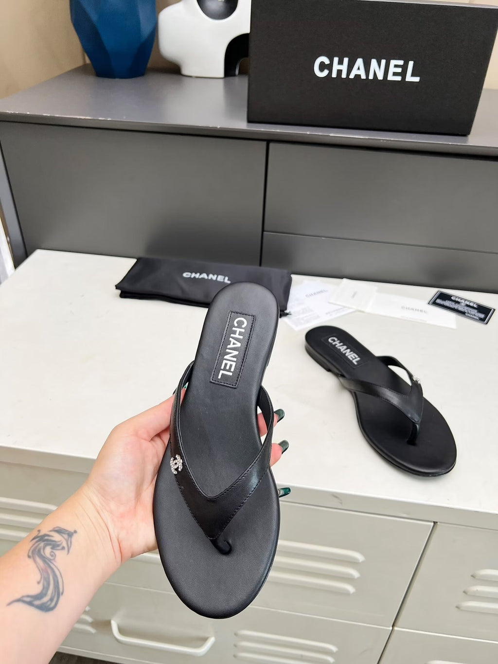 THONG SLIPPERS IN BLACK COWHIDE
