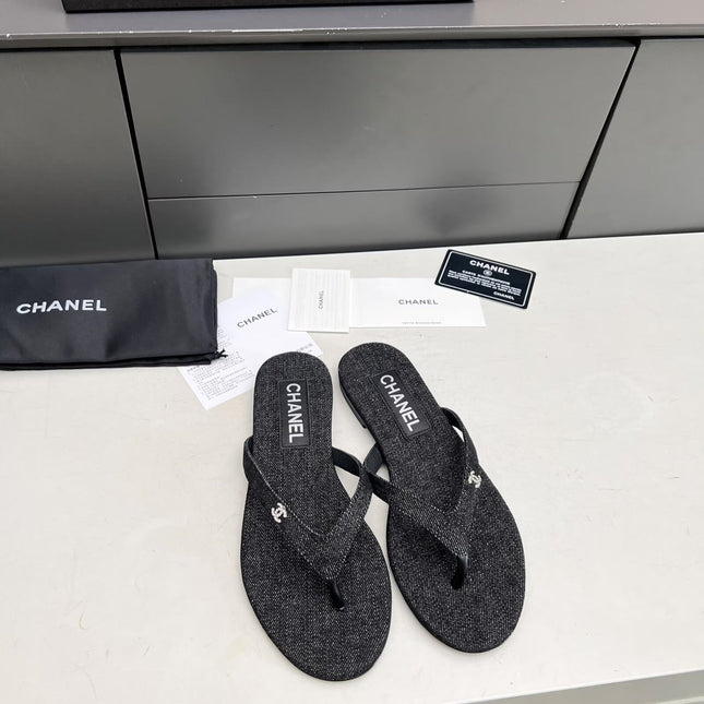 THONG SLIPPERS IN BLACK DENIM