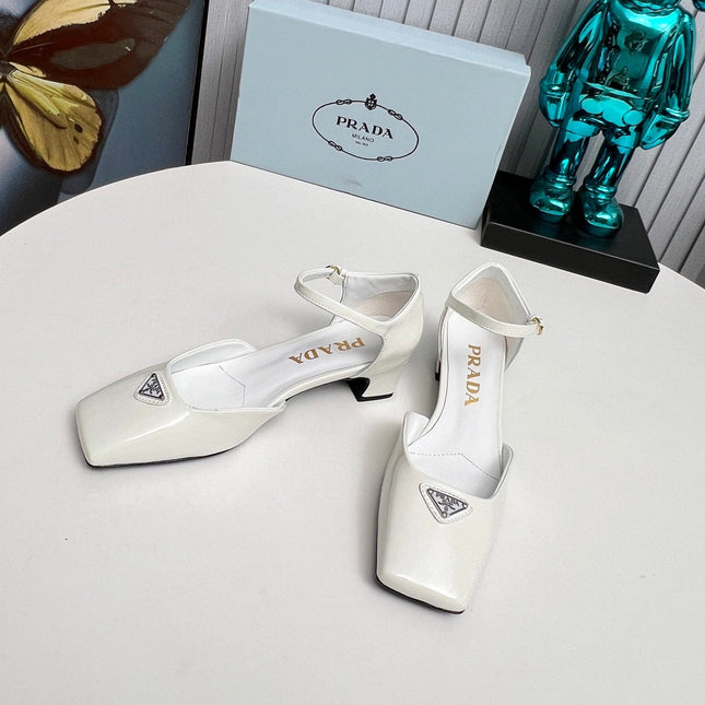 PRADA 26S ANKLE STRAP PUMPS 40MM IN WHITE PATENT CALFSKIN TRIANGLE LOGO
