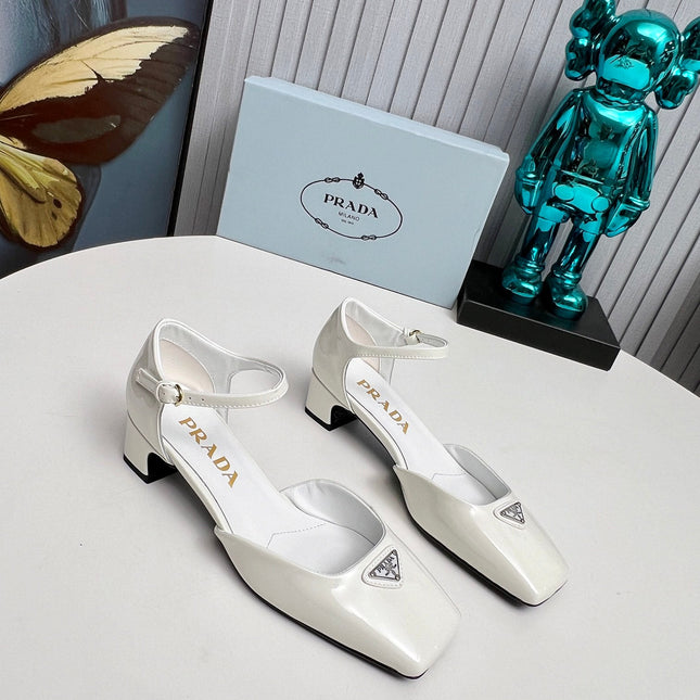 PRADA 26S ANKLE STRAP PUMPS 40MM IN WHITE PATENT CALFSKIN TRIANGLE LOGO
