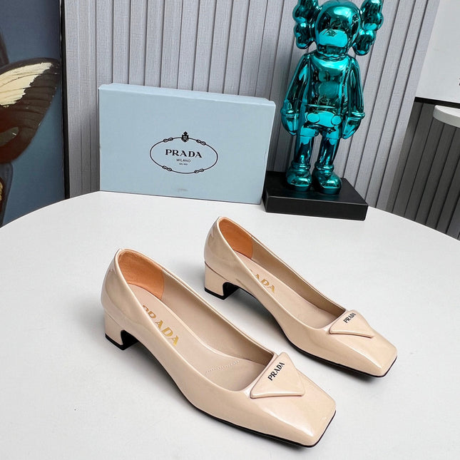 PRADA 26S SQUARE TOE PUMPS BLOCK HEEL 40MM IN NUDE BEIGE PATENT CALFSKIN WITH LOGO