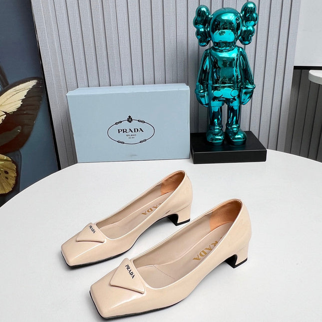 PRADA 26S SQUARE TOE PUMPS BLOCK HEEL 40MM IN NUDE BEIGE PATENT CALFSKIN WITH LOGO