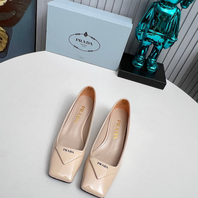 PRADA 26S SQUARE TOE PUMPS BLOCK HEEL 40MM IN NUDE BEIGE PATENT CALFSKIN WITH LOGO