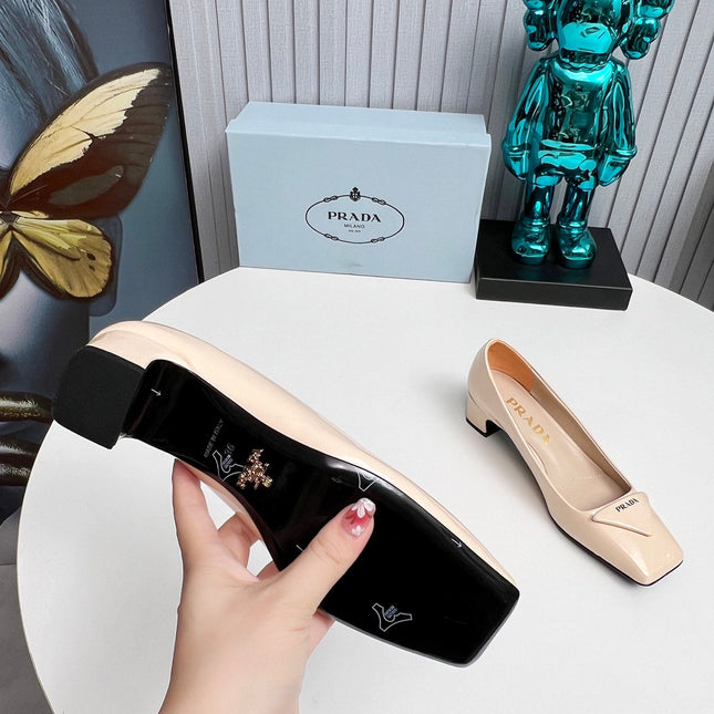PRADA 26S SQUARE TOE PUMPS BLOCK HEEL 40MM IN NUDE BEIGE PATENT CALFSKIN WITH LOGO
