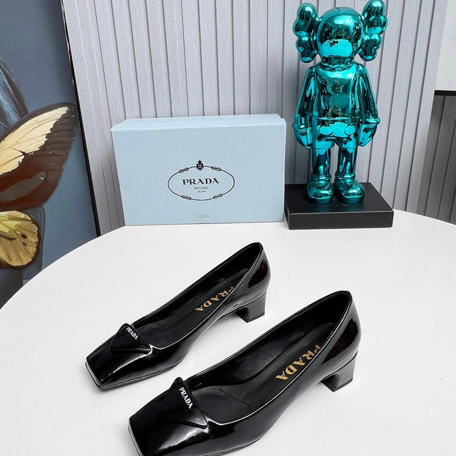 PRADA 26S SQUARE TOE PUMPS BLOCK HEEL 40MM IN BLACK PATENT CALFSKIN WITH LOGO
