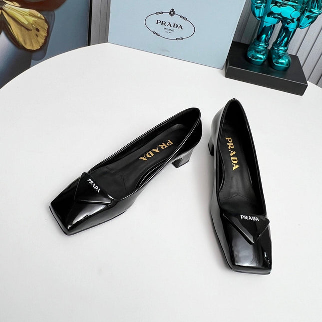 PRADA 26S SQUARE TOE PUMPS BLOCK HEEL 40MM IN BLACK PATENT CALFSKIN WITH LOGO
