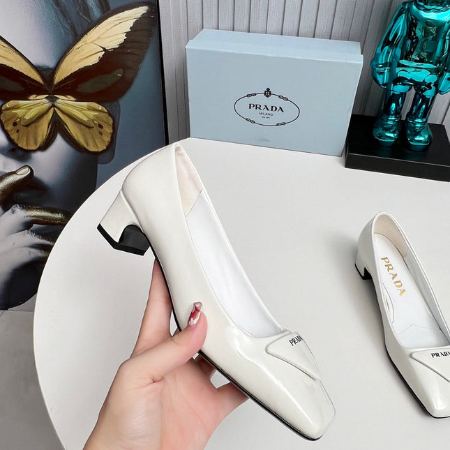 PRADA 26S SQUARE TOE PUMPS BLOCK HEEL 40MM IN WHITE PATENT CALFSKIN WITH LOGO