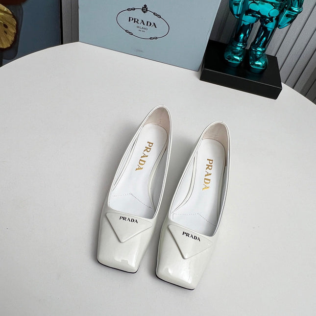 PRADA 26S SQUARE TOE PUMPS BLOCK HEEL 40MM IN WHITE PATENT CALFSKIN WITH LOGO
