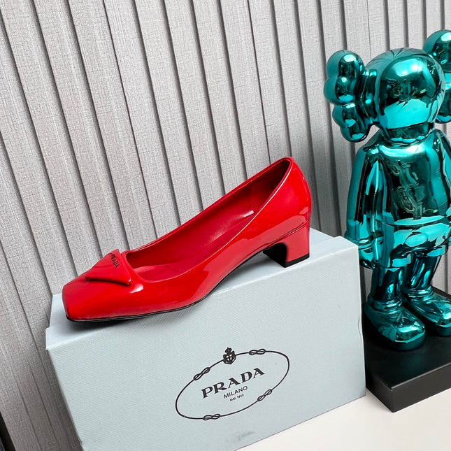 PRADA 26S SQUARE TOE PUMPS BLOCK HEEL 40MM IN RED PATENT CALFSKIN WITH LOGO