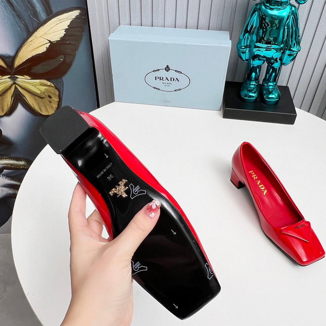 PRADA 26S SQUARE TOE PUMPS BLOCK HEEL 40MM IN RED PATENT CALFSKIN WITH LOGO