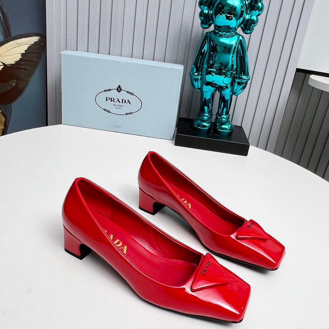 PRADA 26S SQUARE TOE PUMPS BLOCK HEEL 40MM IN RED PATENT CALFSKIN WITH LOGO