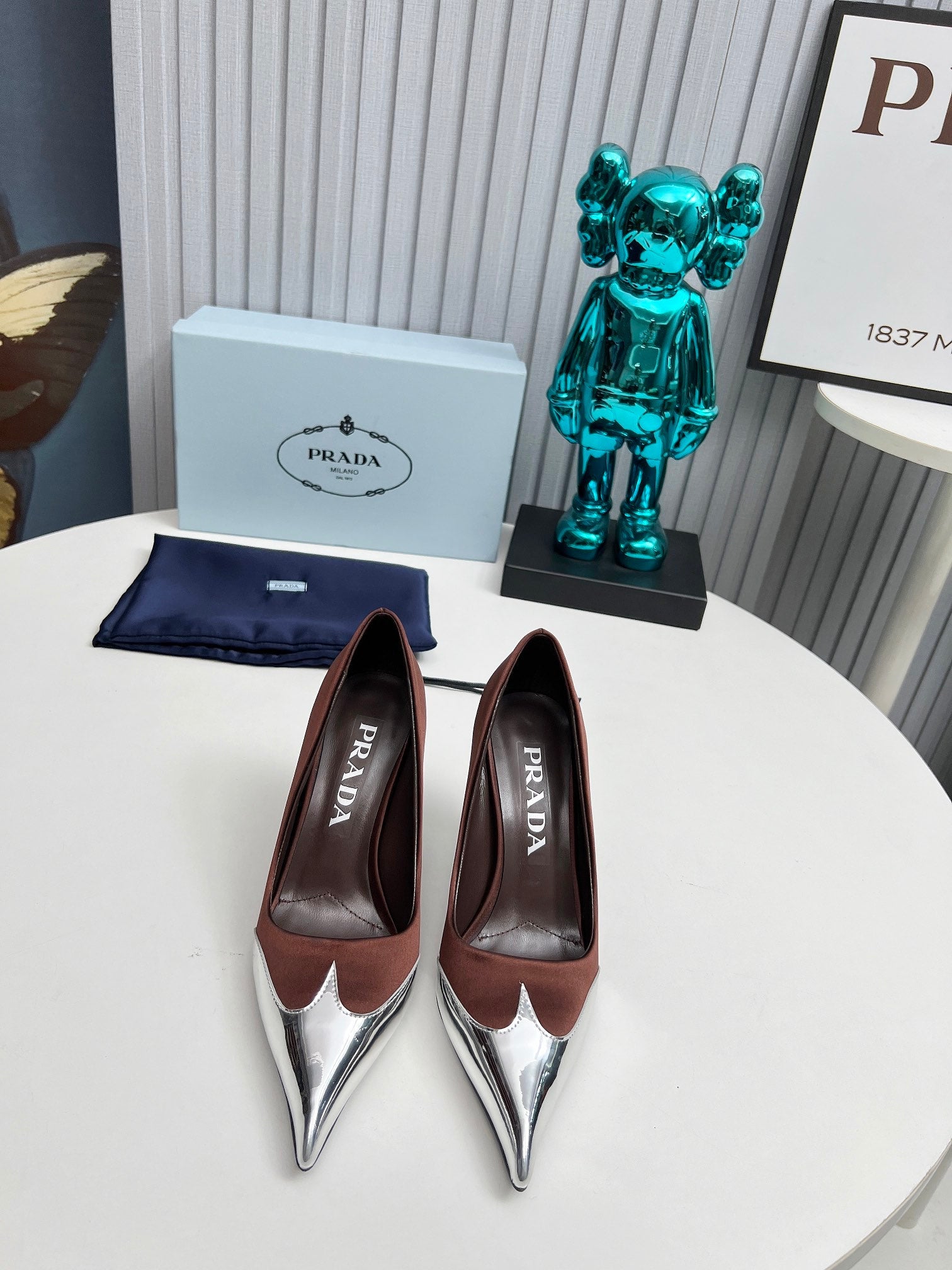 HIGH POINTED-TOE PUMPS IN CHOCOLATE MIX SILVER SATIN