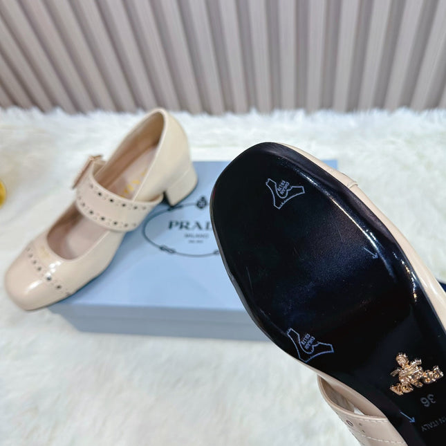 PRADA 26S ROUND TOE MARY JANE 40MM IN BEIGE PATENT CALFSKIN WITH STUD DETAIL
