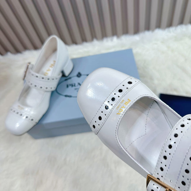 PRADA 26S ROUND TOE MARY JANE 40MM IN WHITE PATENT CALFSKIN WITH STUD DETAIL