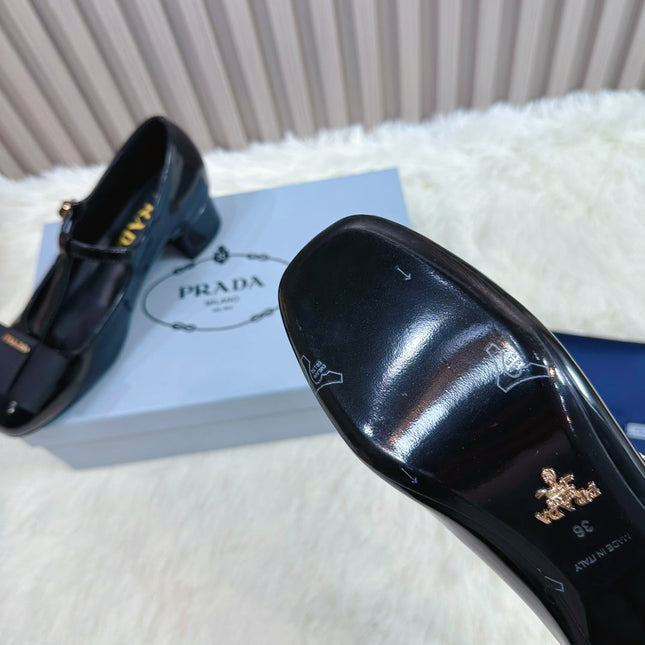 PRADA 26S T-STRAP MARY JANE PUMPS 40MM IN BLACK PATENT CALFSKIN WITH BOW