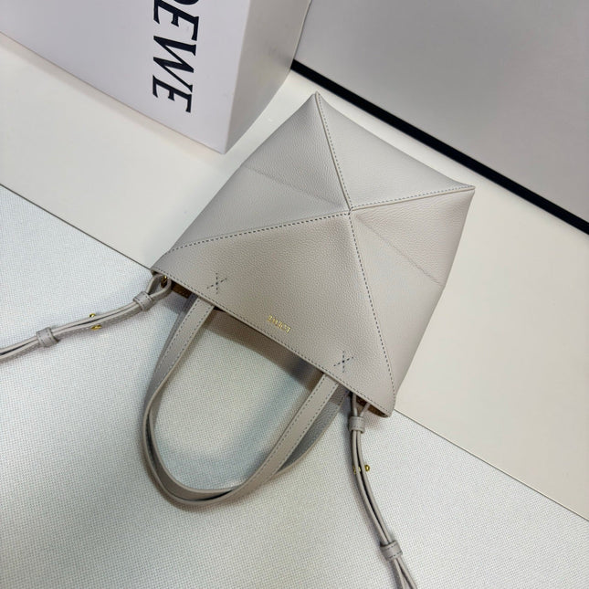 LOEWE 26S PUZZLE FOLD TOTE 17 IN LIGHT GREY CALFSKIN