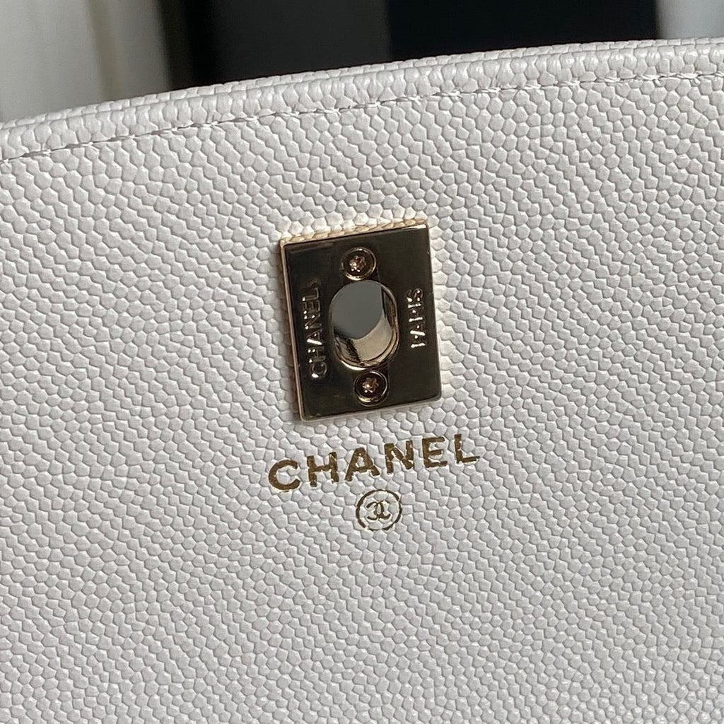 25C FLAP BAG 18 IN WHITE SHINY GRAINED CALFSKIN GOLD HARDWARE