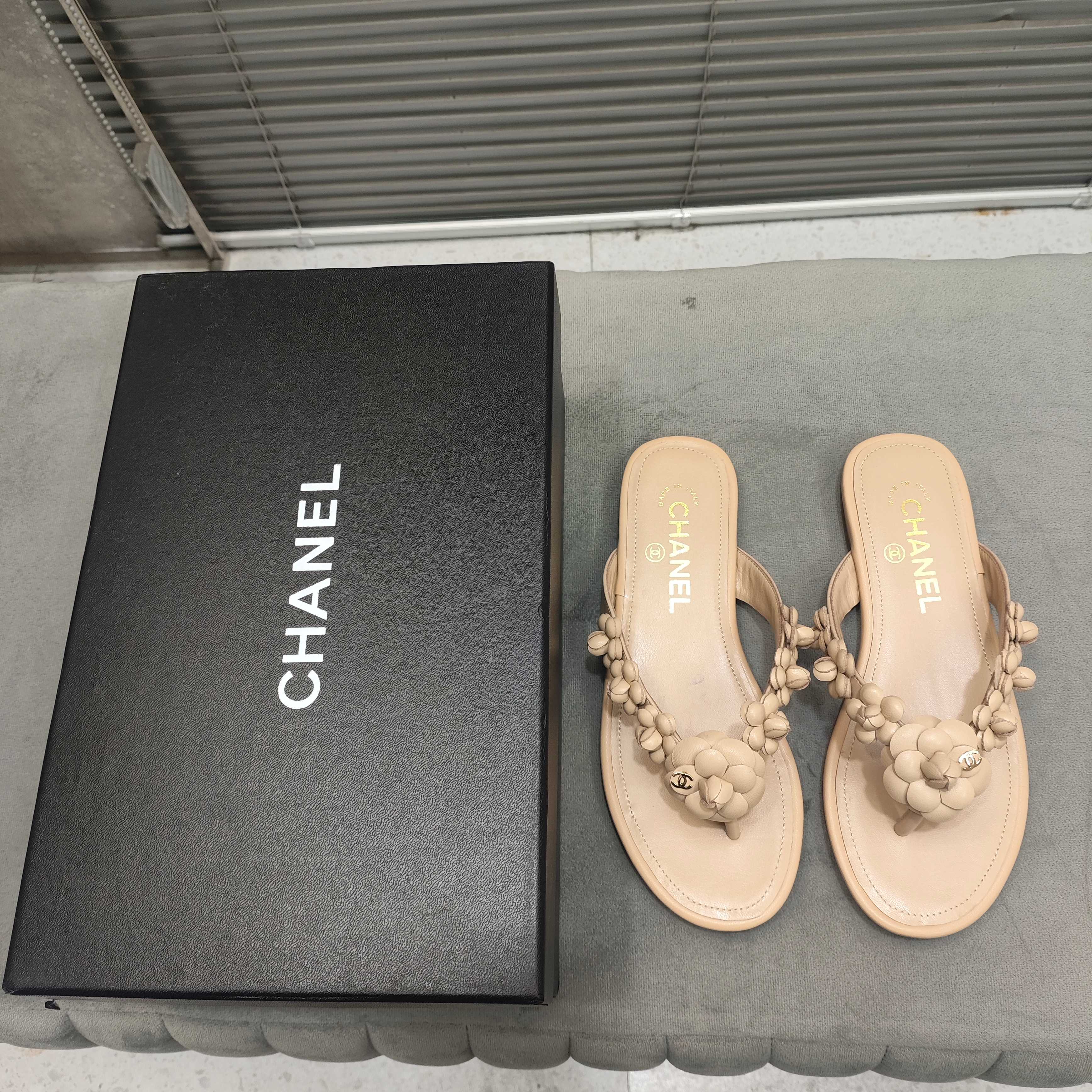 THONG SLIPPERS CAMELLIA IN BEIGE CALFSKIN