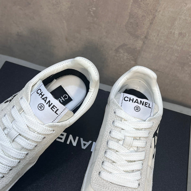 CHANEL 26S RUNNING SNEAKERS IN WHITE AND LIGHT GREY MATERIAL CC LOGO