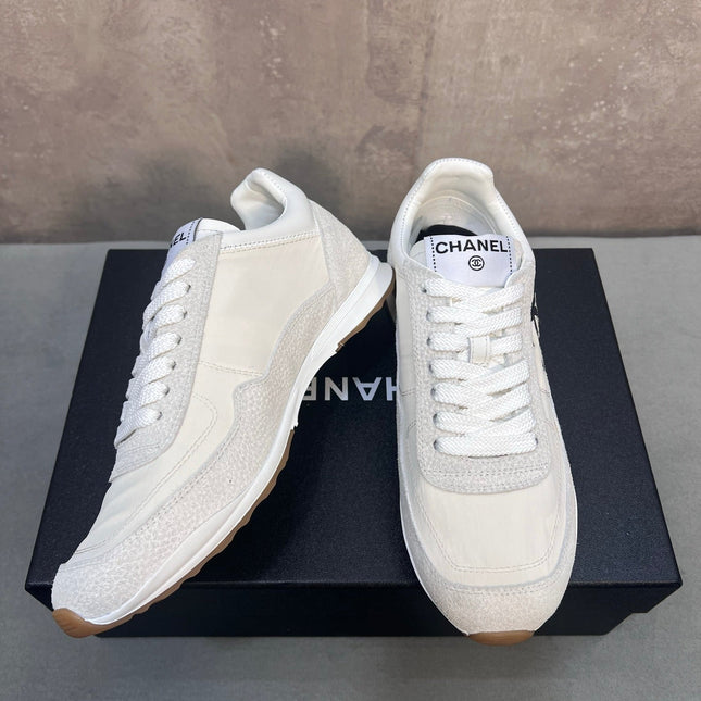 CHANEL 26S RUNNING SNEAKERS IN WHITE AND LIGHT GREY MATERIAL CC LOGO