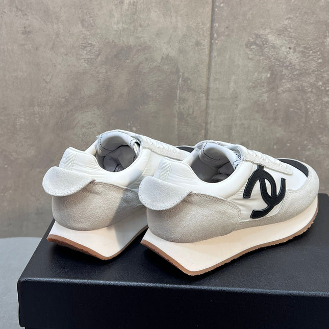 CHANEL 26S RUNNING SNEAKERS IN WHITE AND LIGHT GREY SUEDE AND NYLON CC LOGO