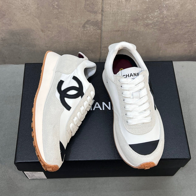 CHANEL 26S RUNNING SNEAKERS IN WHITE AND LIGHT GREY SUEDE AND NYLON CC LOGO