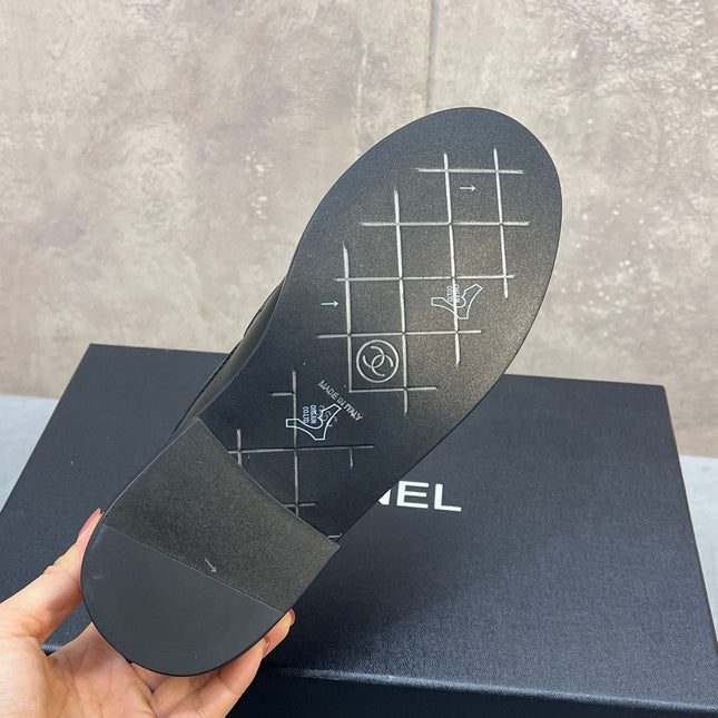 CHANEL 26S LOAFERS IN BLACK QUILTED CALFSKIN WITH CHAIN CC LOGO