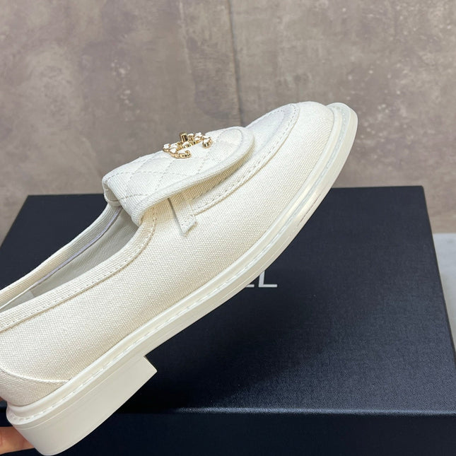 CHANEL 26S LOAFERS IN WHITE CANVAS WITH QUILTED FLAP & CHAIN CC LOGO