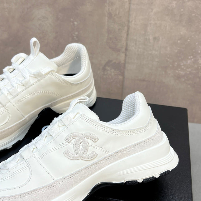 CHANEL 26S RUNNER CC LOGO SNEAKERS IN WHITE CALFSKIN AND SUEDE
