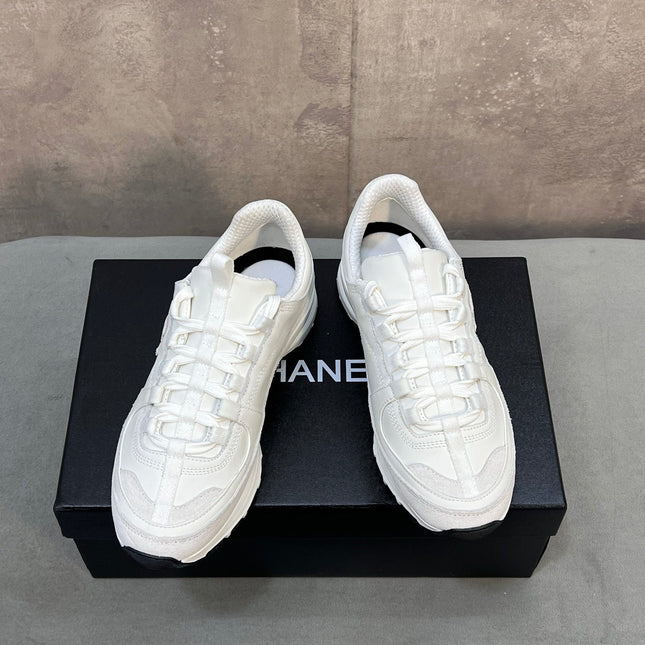 CHANEL 26S RUNNER CC LOGO SNEAKERS IN WHITE CALFSKIN AND SUEDE