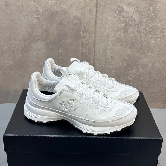 CHANEL 26S RUNNER CC LOGO SNEAKERS IN WHITE CALFSKIN AND SUEDE