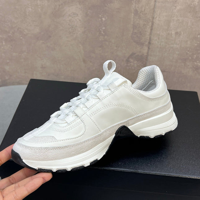 CHANEL 26S RUNNER CC LOGO SNEAKERS IN WHITE CALFSKIN AND SUEDE