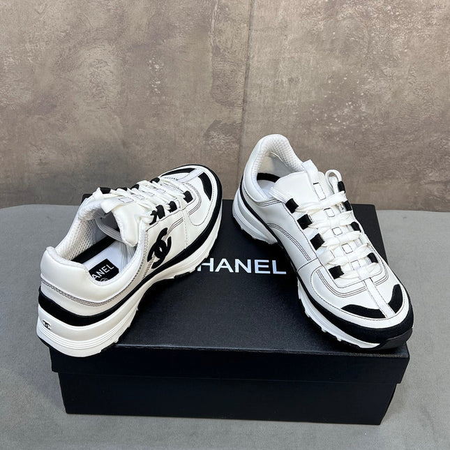 CHANEL 26S RUNNER CC LOGO SNEAKERS IN WHITE AND BLACK CALFSKIN