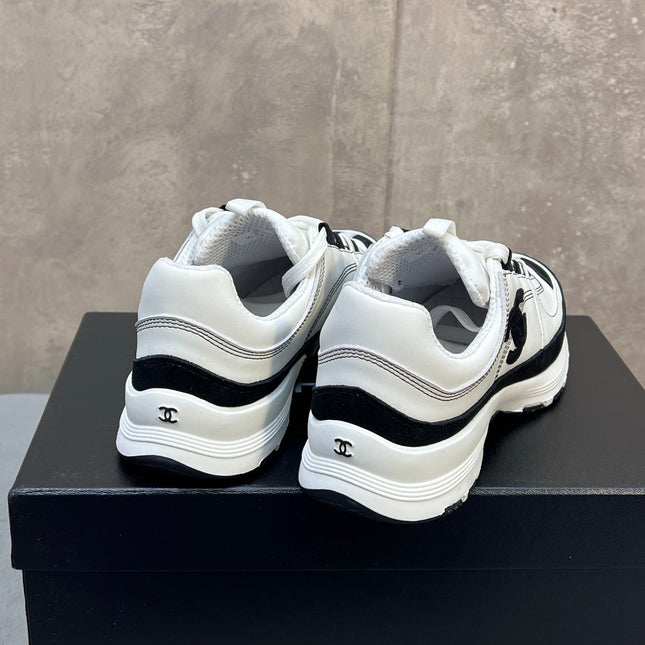 CHANEL 26S RUNNER CC LOGO SNEAKERS IN WHITE AND BLACK CALFSKIN