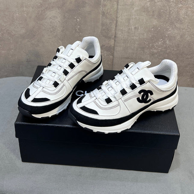 CHANEL 26S RUNNER CC LOGO SNEAKERS IN WHITE AND BLACK CALFSKIN