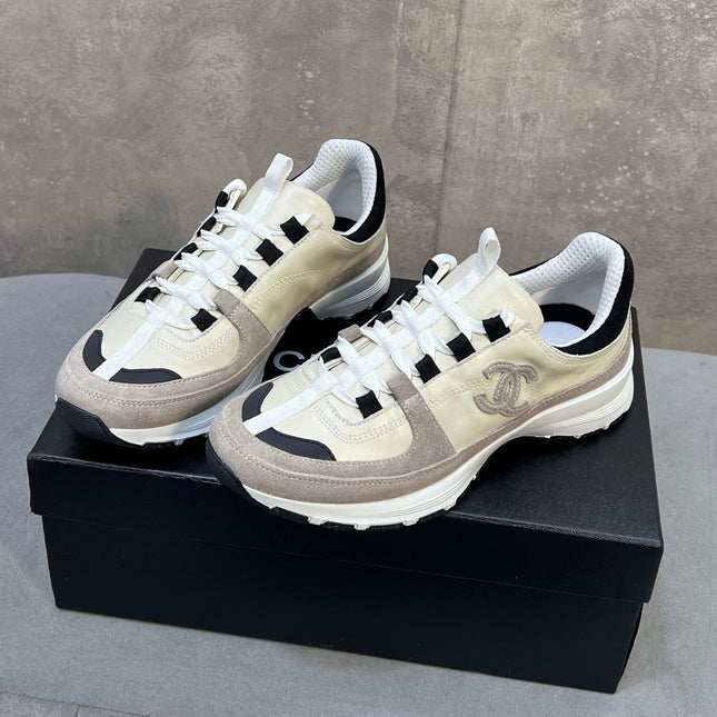 CHANEL 26S RUNNER CC LOGO SNEAKERS IN BEIGE AND GREY CALFSKIN