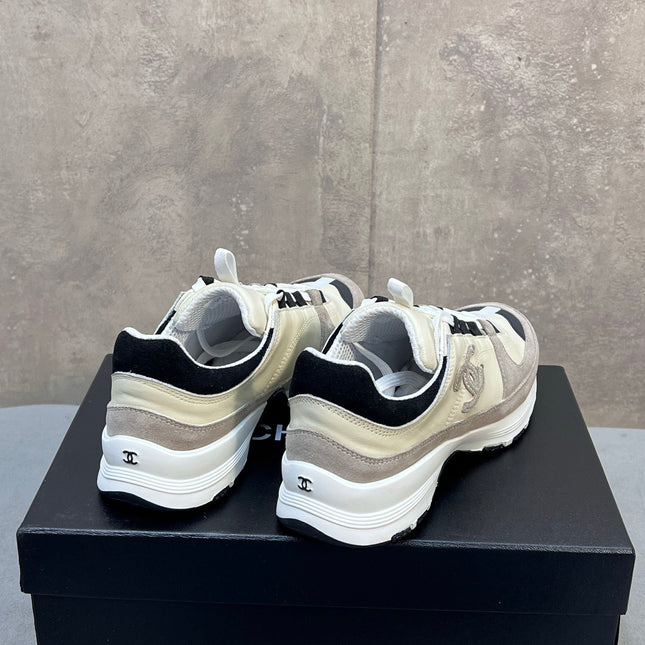 CHANEL 26S RUNNER CC LOGO SNEAKERS IN BEIGE AND GREY CALFSKIN