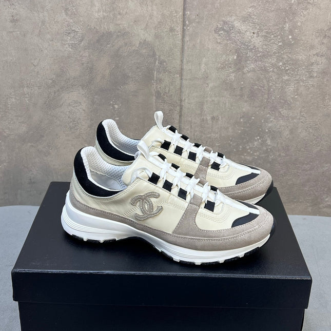 CHANEL 26S RUNNER CC LOGO SNEAKERS IN BEIGE AND GREY CALFSKIN