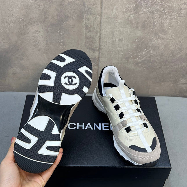 CHANEL 26S RUNNER CC LOGO SNEAKERS IN BEIGE AND GREY CALFSKIN