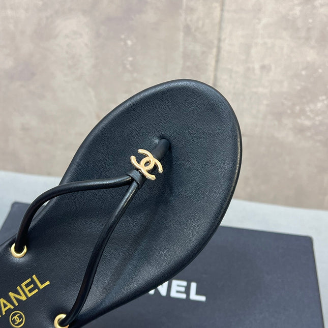 CHANEL 26S FLIP FLOPS IN BLACK CALFSKIN CC LOGO