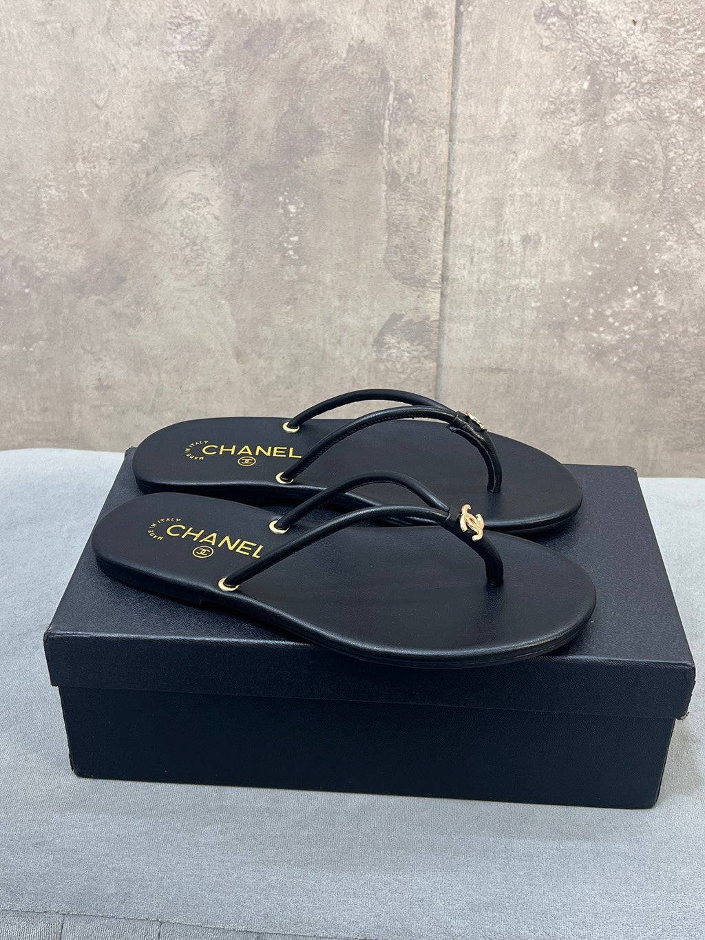 CHANEL 26S FLIP FLOPS IN BLACK CALFSKIN CC LOGO