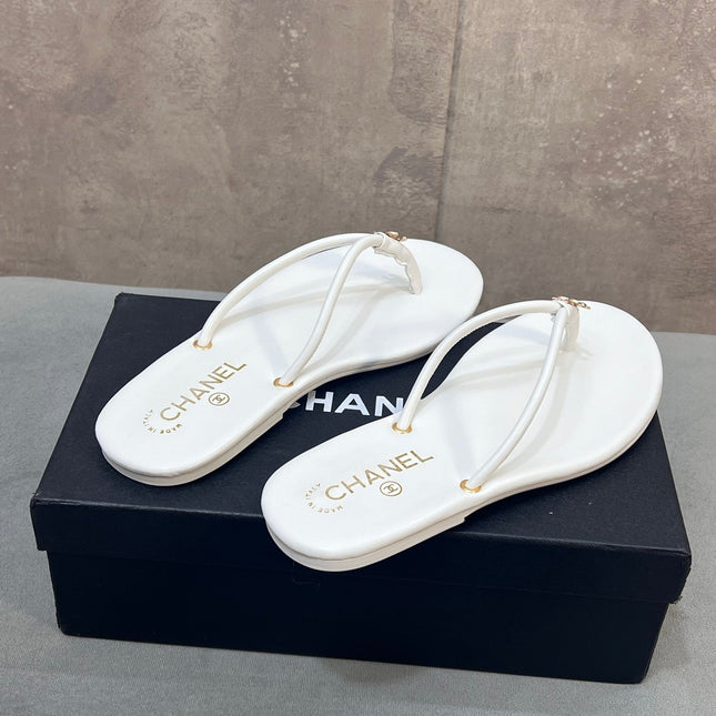 CHANEL 26S FLIP FLOPS IN WHITE CALFSKIN CC LOGO