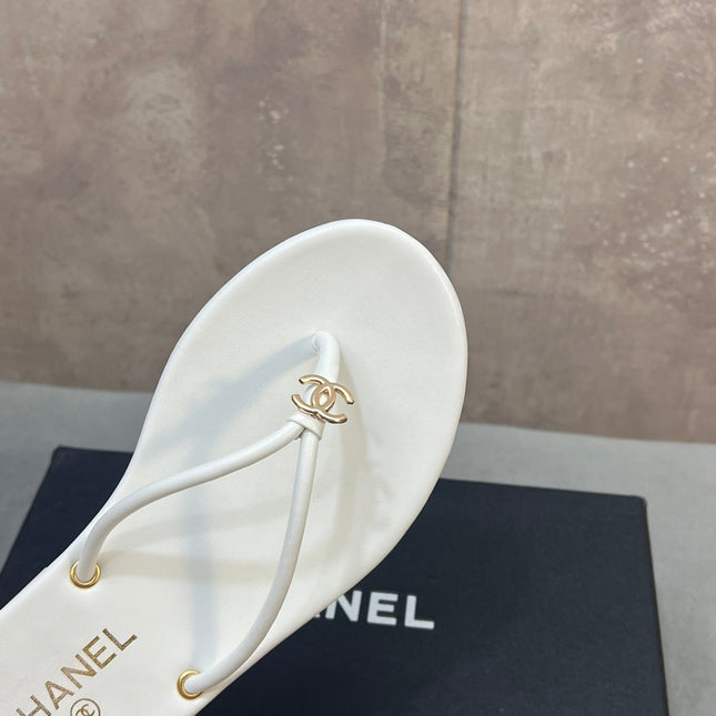 CHANEL 26S FLIP FLOPS IN WHITE CALFSKIN CC LOGO