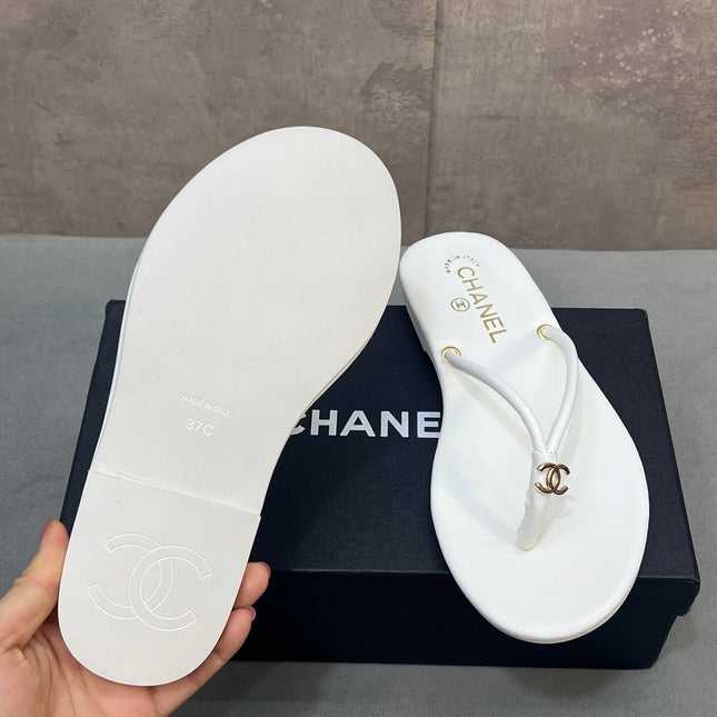 CHANEL 26S FLIP FLOPS IN WHITE CALFSKIN CC LOGO