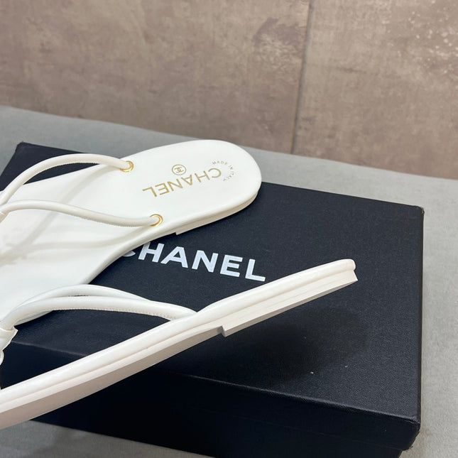 CHANEL 26S FLIP FLOPS IN WHITE CALFSKIN CC LOGO