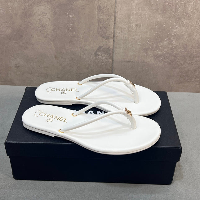 CHANEL 26S FLIP FLOPS IN WHITE CALFSKIN CC LOGO